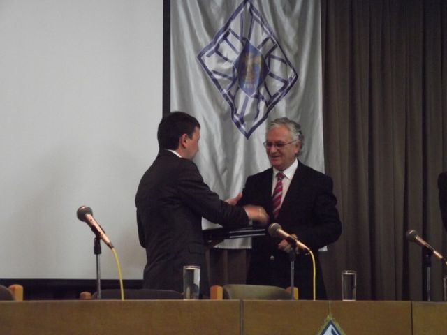 Türk Tarih Kurumu Ödül Töreni, 2011 (Kemaloğlu, dönemin Türk Dil Kurumu Başkanı Prof. Dr. Hâluk Akalı'ndan ödülünü alırken)